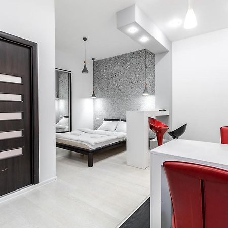 Black And Red Squares Apartment Львів Екстер'єр фото