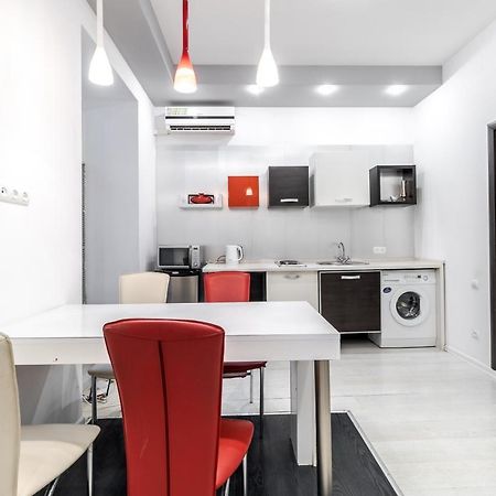 Black And Red Squares Apartment Львів Екстер'єр фото