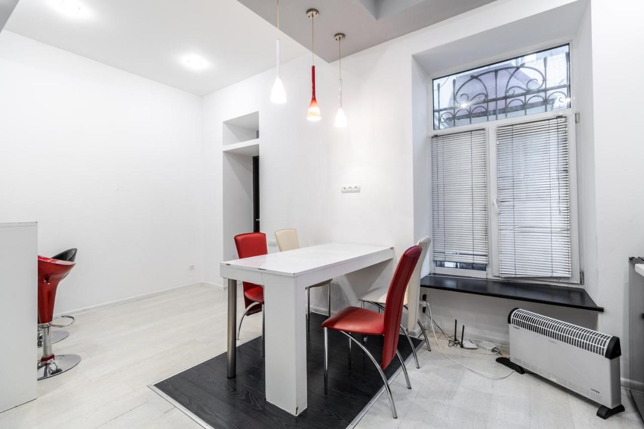 Black And Red Squares Apartment Львів Екстер'єр фото