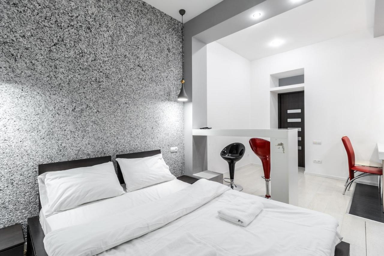 Black And Red Squares Apartment Львів Екстер'єр фото
