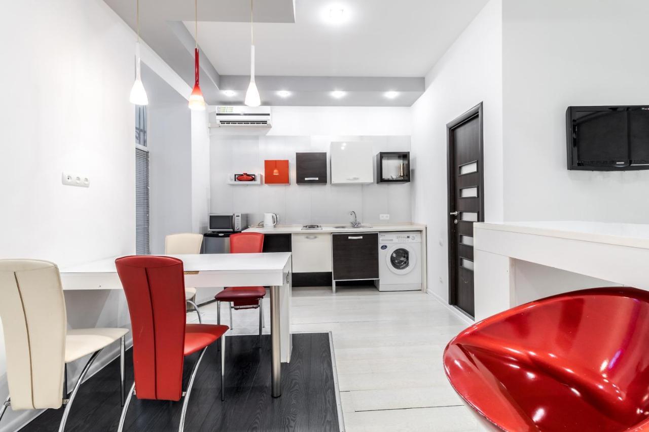 Black And Red Squares Apartment Львів Екстер'єр фото