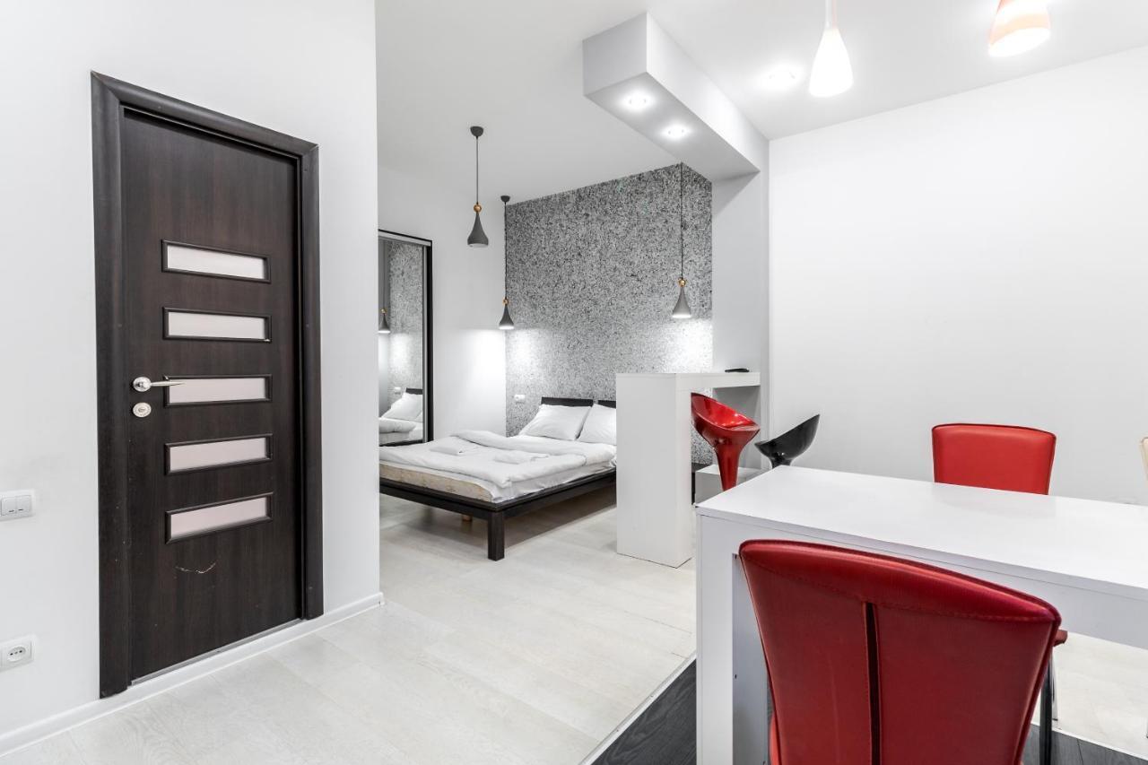 Black And Red Squares Apartment Львів Екстер'єр фото