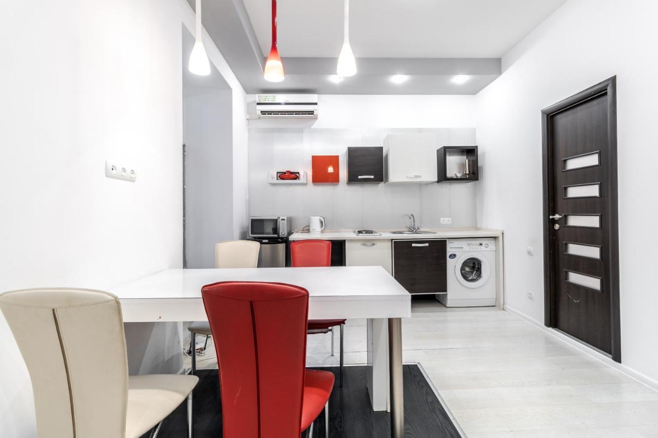 Black And Red Squares Apartment Львів Екстер'єр фото