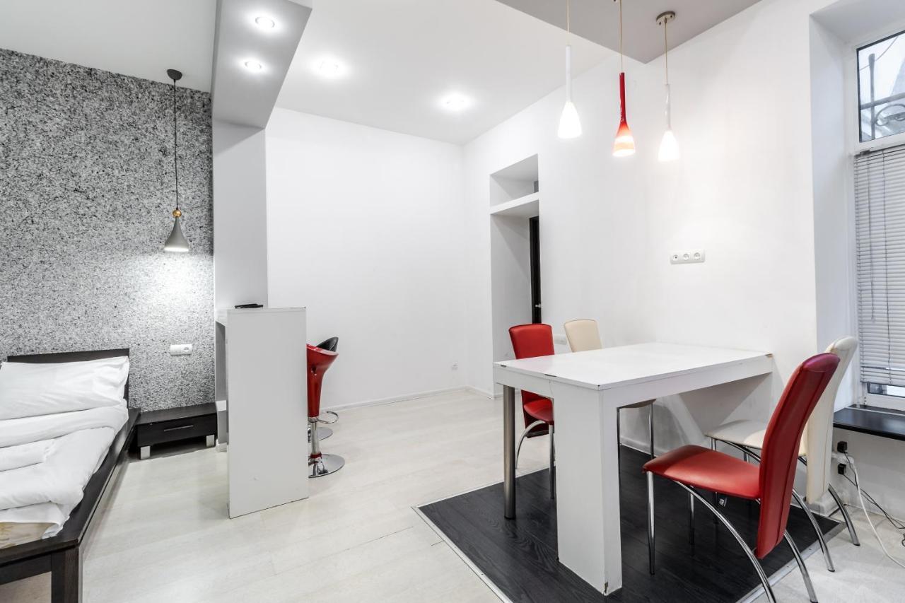 Black And Red Squares Apartment Львів Екстер'єр фото