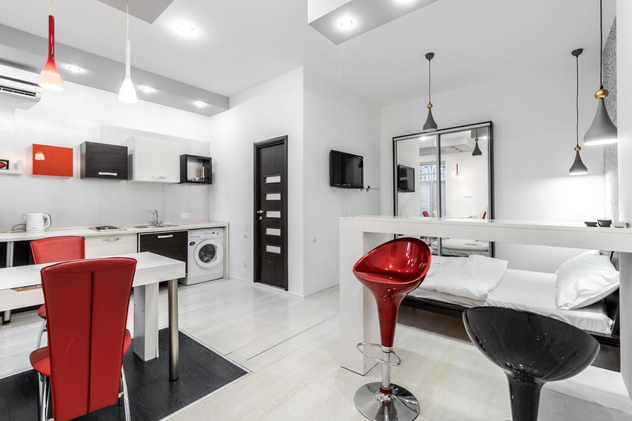 Black And Red Squares Apartment Львів Екстер'єр фото
