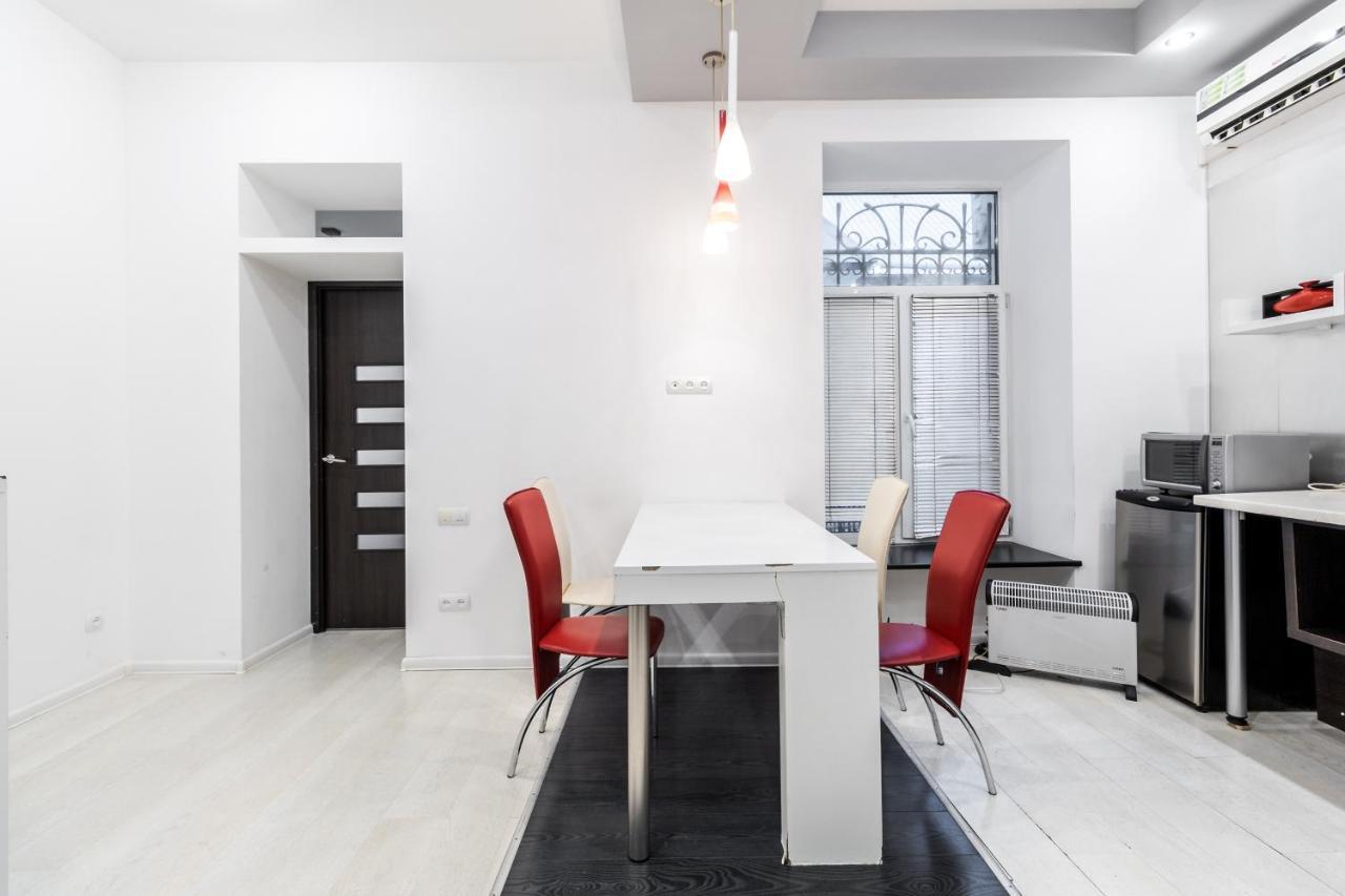 Black And Red Squares Apartment Львів Екстер'єр фото