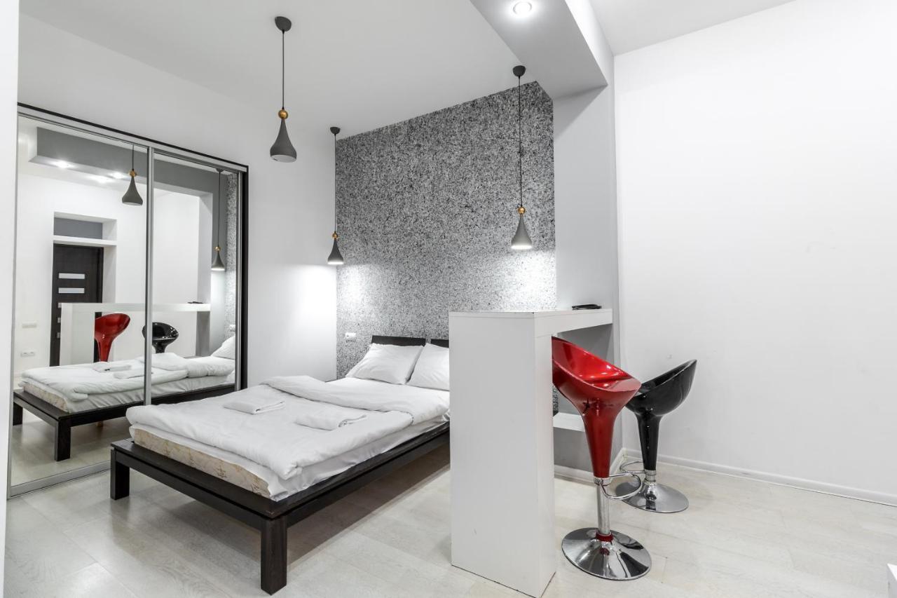 Black And Red Squares Apartment Львів Екстер'єр фото