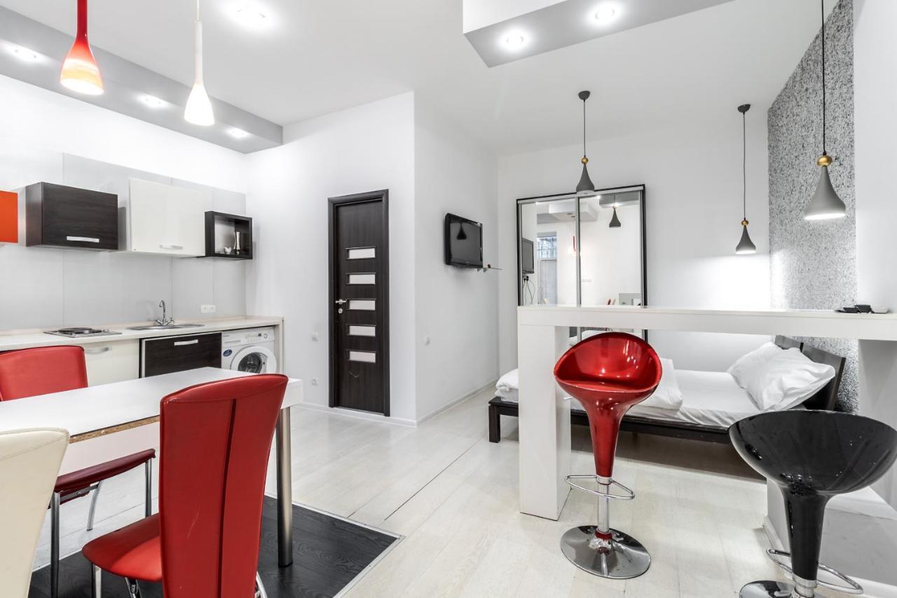 Black And Red Squares Apartment Львів Екстер'єр фото