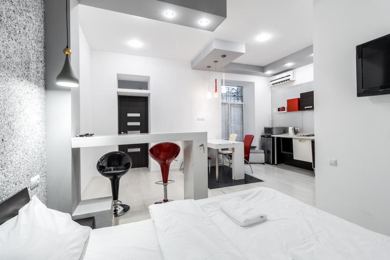 Black And Red Squares Apartment Львів Екстер'єр фото