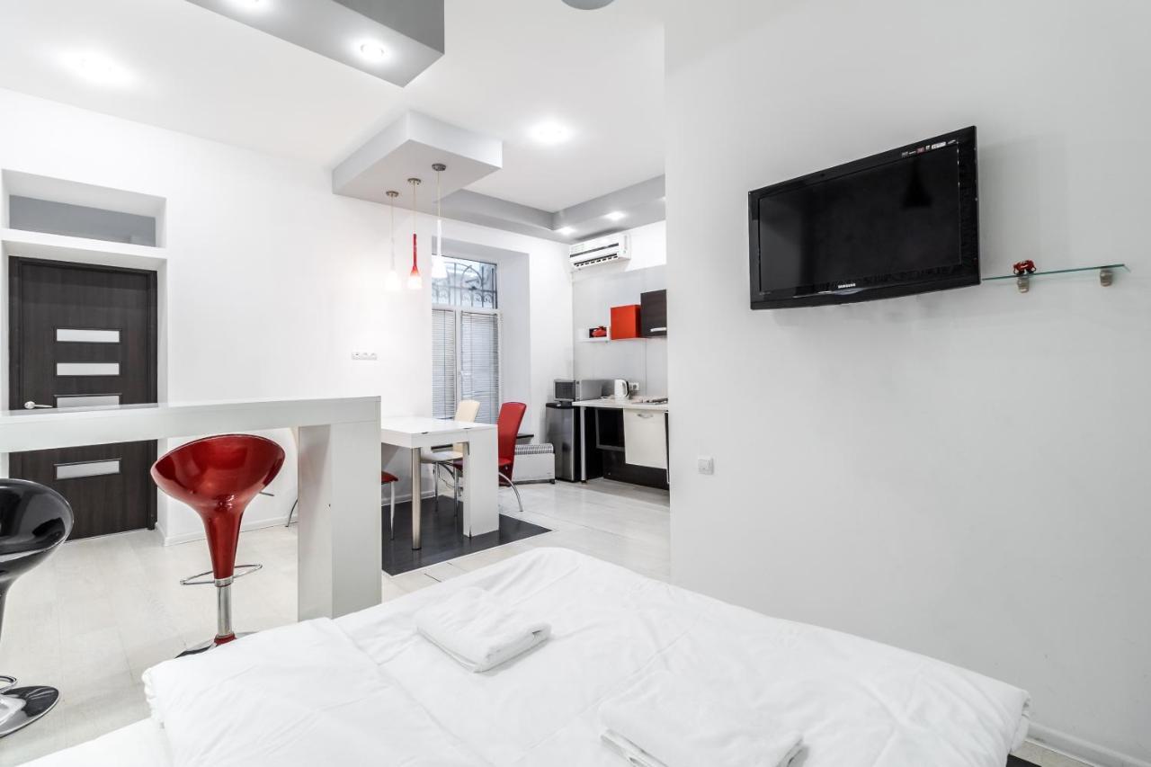 Black And Red Squares Apartment Львів Екстер'єр фото