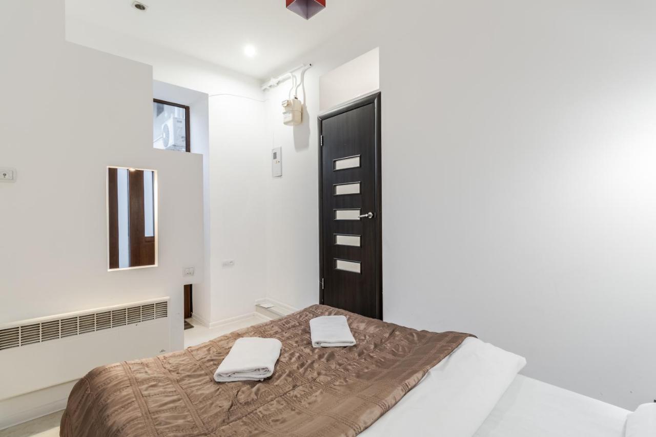 Black And Red Squares Apartment Львів Екстер'єр фото